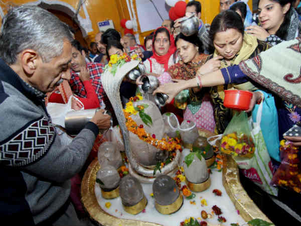 कश्मीर-के-शिव-मंदिर-में-मुसलमानों-ने-की-शिवरात्रि-की-पूजा कश्मीर-के-शिव-मंदिर-में-मुसलमानों-ने-की-शिवरात्रि-की-पूजा