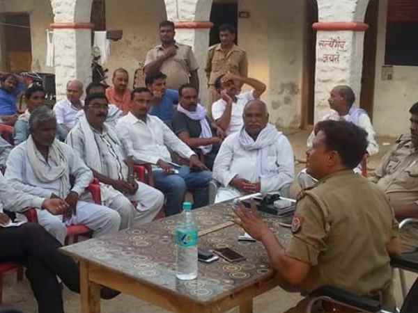 इलाहाबाद: 10 साल की छात्रा से प्रधान अध्यापक ने की अश्लील हरकत, परिजनों के हंगामें के बाद गिरफ्तारी इलाहाबाद: 10 साल की छात्रा से प्रधान अध्यापक ने की अश्लील हरकत, परिजनों के हंगामें के बाद गिरफ्तारी