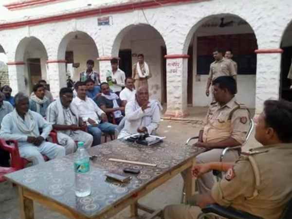 इलाहाबाद: 10 साल की छात्रा से प्रधान अध्यापक ने की अश्लील हरकत, परिजनों के हंगामें के बाद गिरफ्तारी इलाहाबाद: 10 साल की छात्रा से प्रधान अध्यापक ने की अश्लील हरकत, परिजनों के हंगामें के बाद गिरफ्तारी