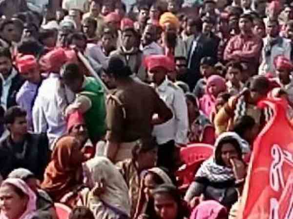 VIDEO: अखिलेश की रैली में महिलाओं के लिए खतरा बन गए सपाई 'मनचले', VIDEO: अखिलेश की रैली में महिलाओं के लिए खतरा बन गए सपाई 'मनचले',