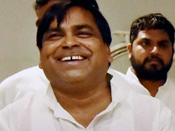 राजनैतिक दबाव के चलते नहीं हो रही गायत्री की गिरफ्तारी