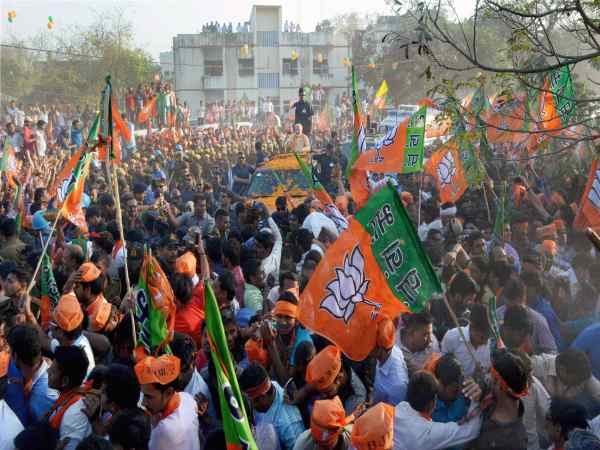 बीजेपी 50 से अधिक सीटों पर बढ़त के साथ