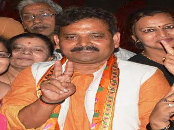 आज तक सैलरी का एक रुपया भी नहीं ले गए घर