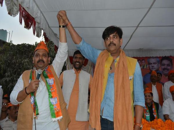 स्वास्थ्य बीमा के पैसे से लगवाए खंभे