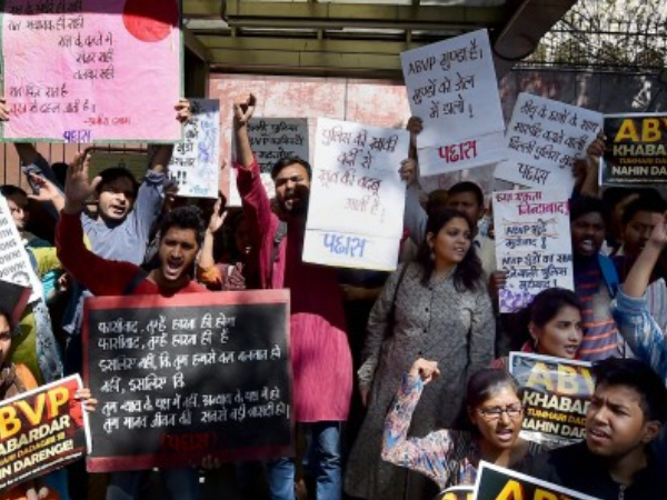 देश के विश्वविधालयों के माहौल से राष्ट्रपति चिंतित,जिम्मेदार बेपरवाह देश के विश्वविधालयों के माहौल से राष्ट्रपति चिंतित,जिम्मेदार बेपरवाह