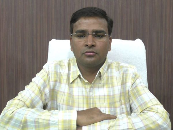सरकारी कर्मचारियों के पहनावे पर बरेली के DM का खास फरमान सरकारी कर्मचारियों के पहनावे पर बरेली के DM का खास फरमान