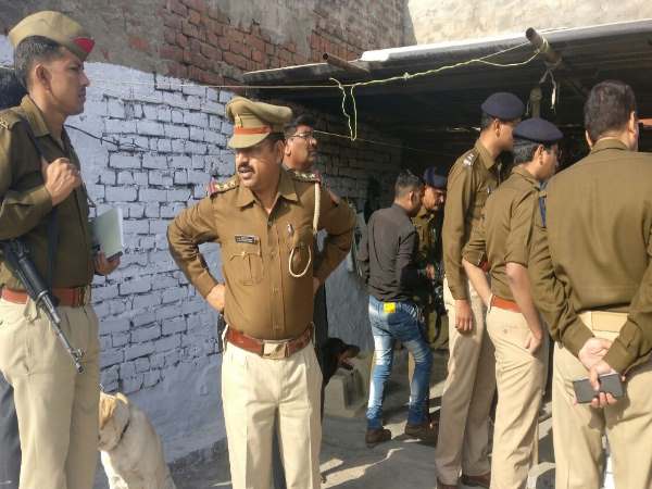 लगातार मिल रही धमकियों के बाद ताजनगरी में दो धमाके, रेलवे स्टेशन के बाद घर में ब्लास्ट लगातार मिल रही धमकियों के बाद ताजनगरी में दो धमाके, रेलवे स्टेशन के बाद घर में ब्लास्ट