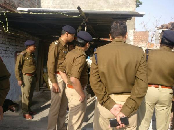 लगातार मिल रही धमकियों के बाद ताजनगरी में दो धमाके, रेलवे स्टेशन के बाद घर में ब्लास्ट लगातार मिल रही धमकियों के बाद ताजनगरी में दो धमाके, रेलवे स्टेशन के बाद घर में ब्लास्ट