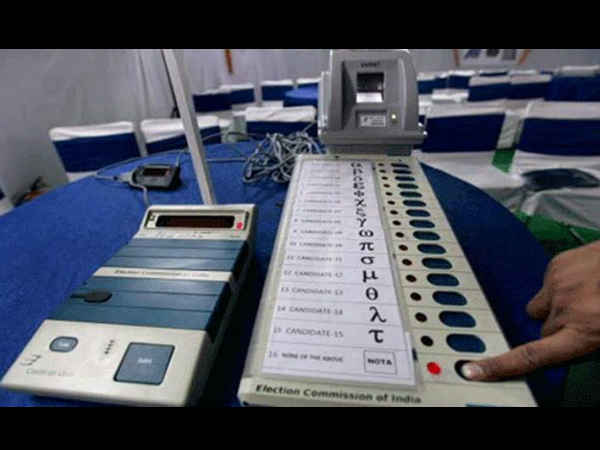 वोट देने के लिए पूरा परिवार पहुंचा पोलिंग बूथ