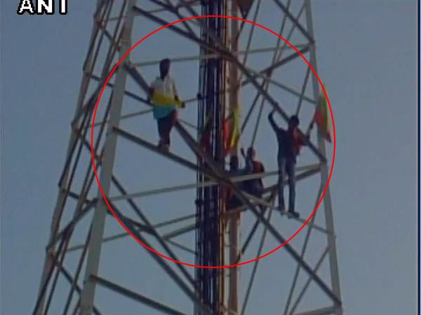 श्रीलंकाई नेवी ने मछुआरे को मारी गोली, तमिलनाडु में विरोध-प्रदर्शन के दौरान टावर पर चढ़े लोग श्रीलंकाई नेवी ने मछुआरे को मारी गोली, तमिलनाडु में विरोध-प्रदर्शन के दौरान टावर पर चढ़े लोग