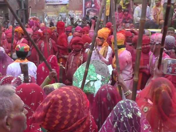 VIDEO: 'लड्डूमार' के बाद खेली गई विश्व प्रसिद्ध बरसाना 'लट्ठमार' होली VIDEO: 'लड्डूमार' के बाद खेली गई विश्व प्रसिद्ध बरसाना 'लट्ठमार' होली