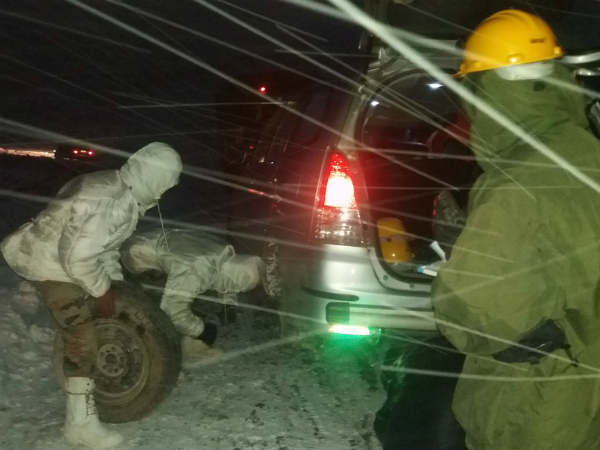 अरुणाचल प्रदेश में आया बर्फीला तूफान, अंधेरे में इंडियन आर्मी ने बचाई 127 जिंदगियां अरुणाचल प्रदेश में आया बर्फीला तूफान, अंधेरे में इंडियन आर्मी ने बचाई 127 जिंदगियां