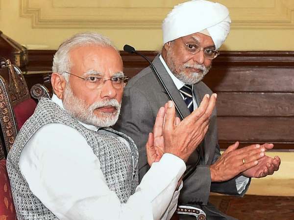 सुप्रीम कोर्ट और मोदी सरकार में फिर ठनी, पांच न्यायाधीशों की कोलेजियम ने ठुकराया प्रस्ताव सुप्रीम कोर्ट और मोदी सरकार में फिर ठनी, पांच न्यायाधीशों की कोलेजियम ने ठुकराया प्रस्ताव