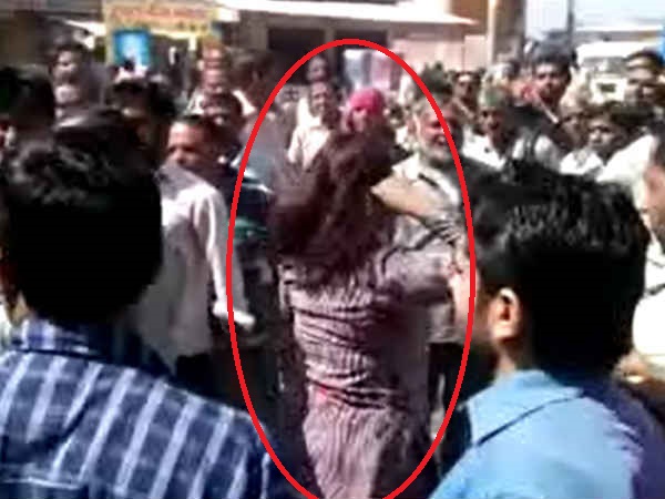 VIDEO: कन्नौज में भाभी को देवरों ने बीच सड़क घसीट-घसीटकर पीटा VIDEO: कन्नौज में भाभी को देवरों ने बीच सड़क घसीट-घसीटकर पीटा
