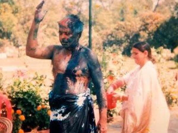 जब कुर्ता फाड़कर लालू फेंकते थे रावड़ी पर रंग, देखिए होली की तस्वीरें जब कुर्ता फाड़कर लालू फेंकते थे रावड़ी पर रंग, देखिए होली की तस्वीरें