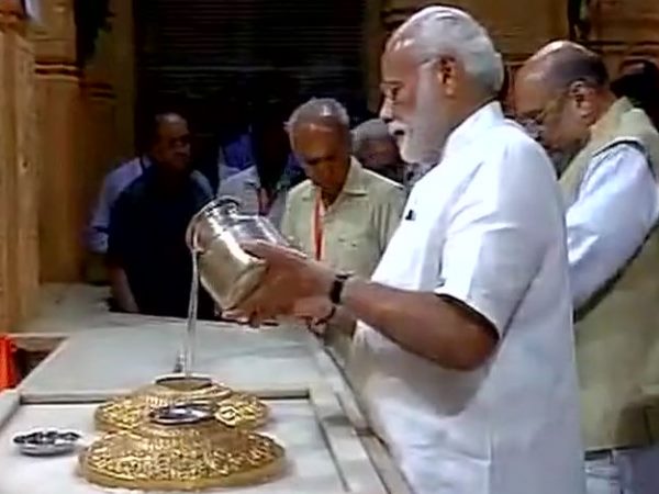 गुजरात: सोमनाथ मंदिर में दर्शन के लिए पहुंचे PM नरेंद्र मोदी, अमित शाह भी थे मौजूद गुजरात: सोमनाथ मंदिर में दर्शन के लिए पहुंचे PM नरेंद्र मोदी, अमित शाह भी थे मौजूद