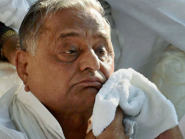 मुलायम के घर पर पहुंची बिजली विभाग की टीम, जानिए क्या है वजह मुलायम के घर पर पहुंची बिजली विभाग की टीम, जानिए क्या है वजह