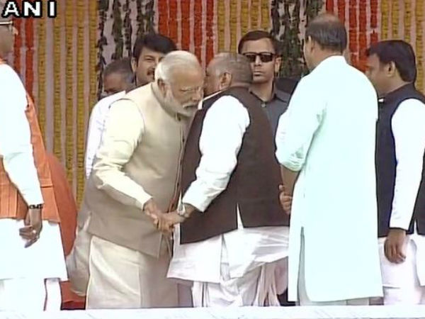 Yogi Adityanath’s oath taking ceremony: Modi all ears to Mulayam, pats Akhilesh Yogi Adityanath’s oath taking ceremony: Modi all ears to Mulayam, pats Akhilesh