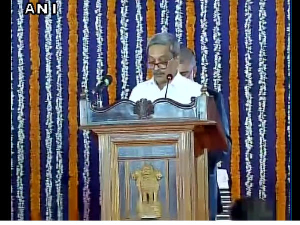 Live: मनोहर पर्रिकर ने ली गोवा के मुख्यमंत्री पद की शपथ Live: मनोहर पर्रिकर ने ली गोवा के मुख्यमंत्री पद की शपथ
