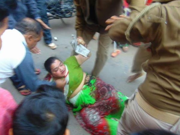 संभल: बीच सड़क पुलिस वाली से महिला की गुत्थमगुत्था, देखिए तस्वीरें संभल: बीच सड़क पुलिस वाली से महिला की गुत्थमगुत्था, देखिए तस्वीरें