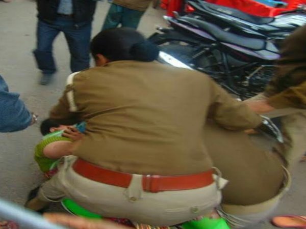 संभल: बीच सड़क पुलिस वाली से महिला की गुत्थमगुत्था, देखिए तस्वीरें संभल: बीच सड़क पुलिस वाली से महिला की गुत्थमगुत्था, देखिए तस्वीरें