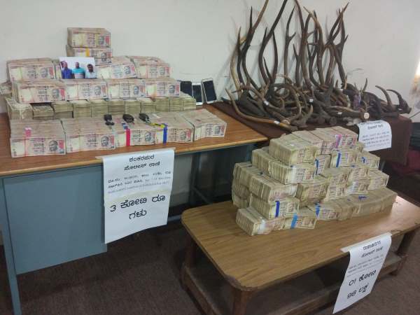 Rs 3 crore in demonetised notes seized in Bengaluru.कर्नाटक की बेंगलुरु पुलिस ने मंगलवार को 3 करोड़ के रुपए की पुरानी करेंसी जब्त की है। Rs 3 crore in demonetised notes seized in Bengaluru.कर्नाटक की बेंगलुरु पुलिस ने मंगलवार को 3 करोड़ के रुपए की पुरानी करेंसी जब्त की है।