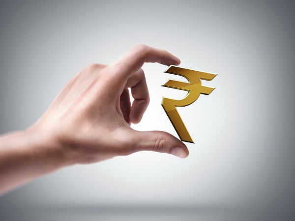 रुपये में गिरावट का दिखा असर