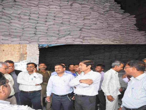 किसानों को गन्ना खरीद का भुगतान न करने पर चीनी मिल के गोदाम किए गए सील किसानों को गन्ना खरीद का भुगतान न करने पर चीनी मिल के गोदाम किए गए सील
