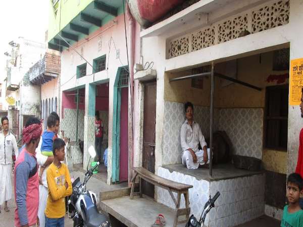 अवैध बूचड़खानों पर रोक के बाद अब मीट की दुकान में बिक रहा है टॉफी-बिस्किट अवैध बूचड़खानों पर रोक के बाद अब मीट की दुकान में बिक रहा है टॉफी-बिस्किट