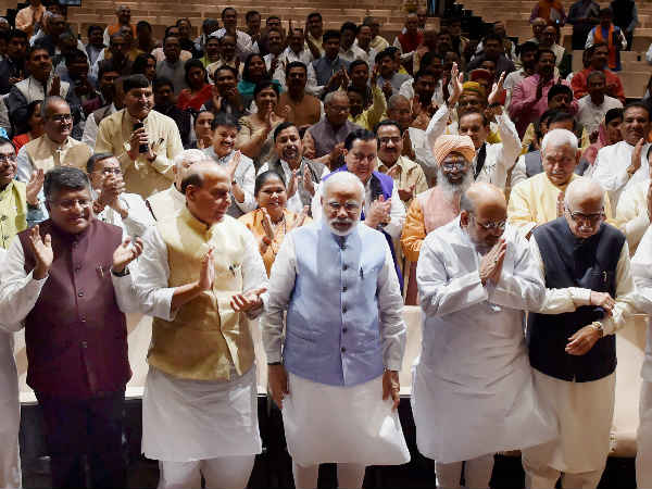 यूपी: सीएम पर सस्पेंस बरकरार लेकिन शपथग्रहण का समय बदला, जानिए अब कब होगा यूपी: सीएम पर सस्पेंस बरकरार लेकिन शपथग्रहण का समय बदला, जानिए अब कब होगा