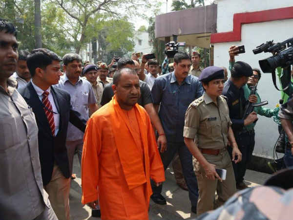 पीएम मोदी की तरह सीएम योगी भी लेते हैं कम नींद
