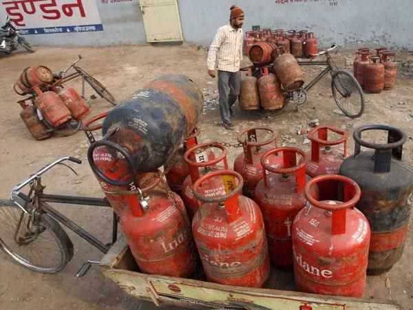 पिछले महीने महंगा किया था बिना सब्सिडी का सिलेंडर