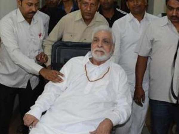 कादर खान की दमदार आवाज को लोग याद करते हैं