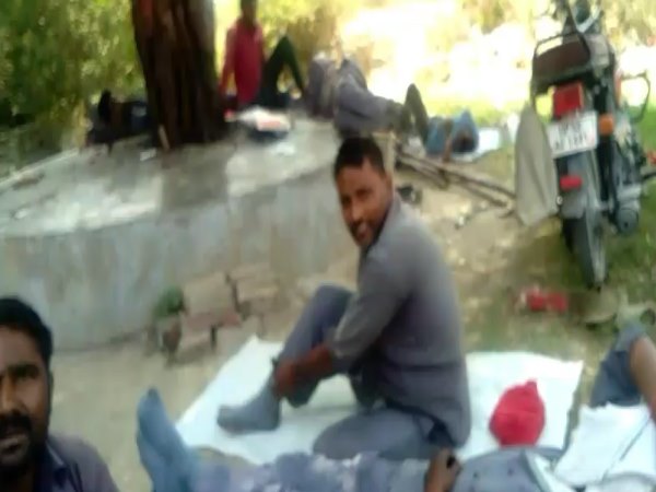 बुलाए जा रहे हैं अनट्रेंड श्रमिक, रेलवे कर्मचारी फरमा रहे हैं आराम
