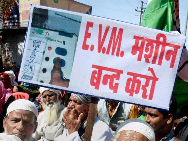 ईवीएम मुद्दे पर सुप्रीम कोर्ट ने सरकार और चुनाव आयोग को दिया नोटिस, 8 मई तक मांगा जवाब ईवीएम मुद्दे पर सुप्रीम कोर्ट ने सरकार और चुनाव आयोग को दिया नोटिस, 8 मई तक मांगा जवाब