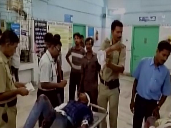सेल्फी लेने की कोशिश कर रहे तीन लोगों की ट्रेन से टकराकर मौत, एक घायल सेल्फी लेने की कोशिश कर रहे तीन लोगों की ट्रेन से टकराकर मौत, एक घायल
