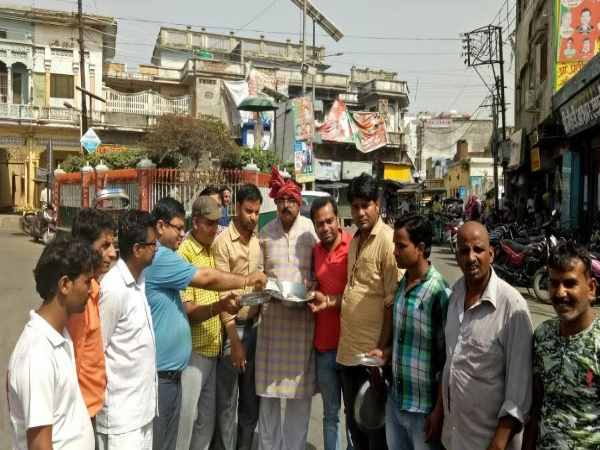 स्कूल की फीस भरने के लिए भीख मांग रहे हैं पेरेंट्स, देखिए गुस्से की ये तस्वीरें स्कूल की फीस भरने के लिए भीख मांग रहे हैं पेरेंट्स, देखिए गुस्से की ये तस्वीरें