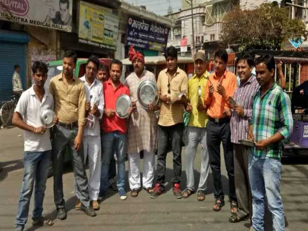 स्कूल की फीस भरने के लिए भीख मांग रहे हैं पेरेंट्स, देखिए गुस्से की ये तस्वीरें स्कूल की फीस भरने के लिए भीख मांग रहे हैं पेरेंट्स, देखिए गुस्से की ये तस्वीरें