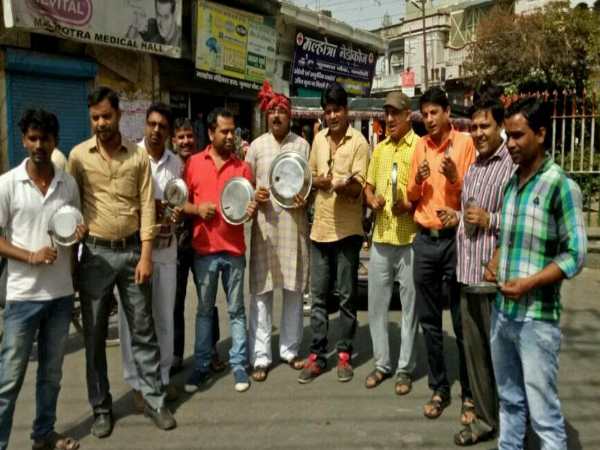 स्कूल की फीस भरने के लिए भीख मांग रहे हैं पेरेंट्स, देखिए गुस्से की ये तस्वीरें स्कूल की फीस भरने के लिए भीख मांग रहे हैं पेरेंट्स, देखिए गुस्से की ये तस्वीरें