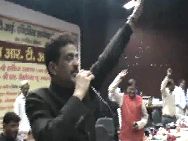 मुस्लिम अफसर ने मिलाया योगी के सुर में सुर, लगाए राम के नारे मुस्लिम अफसर ने मिलाया योगी के सुर में सुर, लगाए राम के नारे
