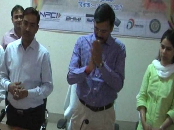 UP POLICE: ये हैं योगी के भक्त, हर साल देंगे 2 युनिट ब्लड और अपने वेतन से 51 हजार रुपए UP POLICE: ये हैं योगी के भक्त, हर साल देंगे 2 युनिट ब्लड और अपने वेतन से 51 हजार रुपए