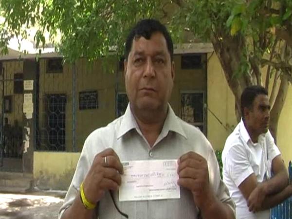 UP POLICE: ये हैं योगी के भक्त, हर साल देंगे 2 युनिट ब्लड और अपने वेतन से 51 हजार रुपए UP POLICE: ये हैं योगी के भक्त, हर साल देंगे 2 युनिट ब्लड और अपने वेतन से 51 हजार रुपए