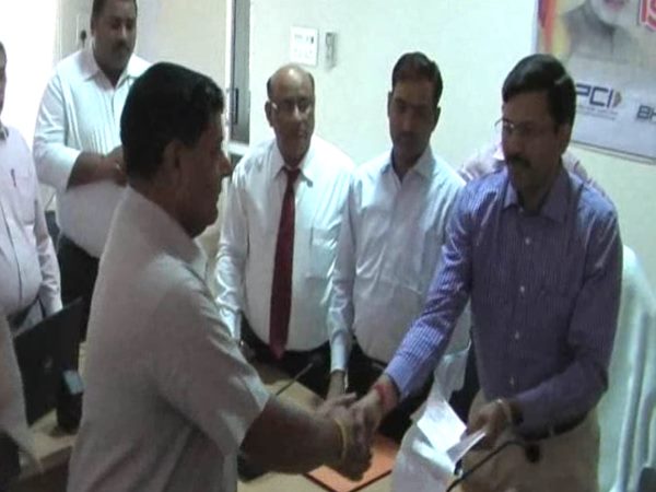 UP POLICE: ये हैं योगी के भक्त, हर साल देंगे 2 युनिट ब्लड और अपने वेतन से 51 हजार रुपए UP POLICE: ये हैं योगी के भक्त, हर साल देंगे 2 युनिट ब्लड और अपने वेतन से 51 हजार रुपए