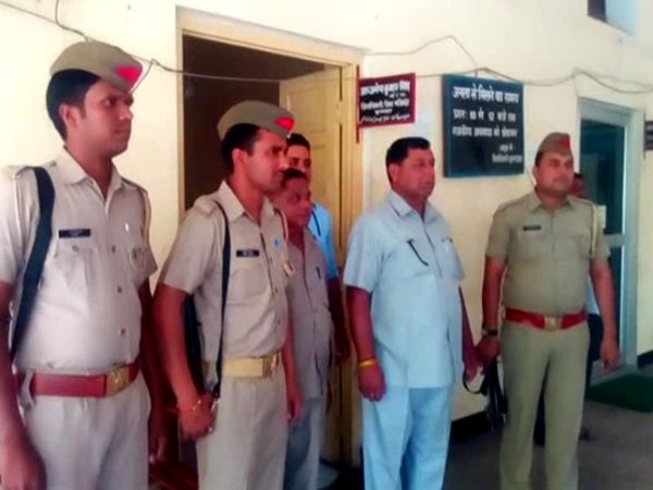 UP POLICE: ये हैं योगी के भक्त, हर साल देंगे 2 युनिट ब्लड और अपने वेतन से 51 हजार रुपए UP POLICE: ये हैं योगी के भक्त, हर साल देंगे 2 युनिट ब्लड और अपने वेतन से 51 हजार रुपए