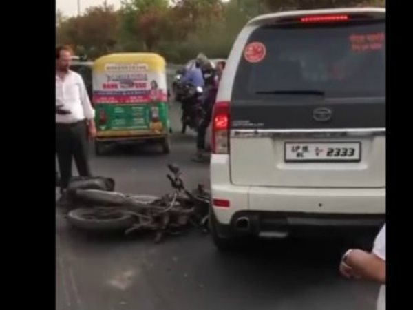वीडियो: हिंदू युवा वाहिनी से जुड़े सदस्य पर आरोप, चढ़ाई बाइक के ऊपर अपनी कार वीडियो: हिंदू युवा वाहिनी से जुड़े सदस्य पर आरोप, चढ़ाई बाइक के ऊपर अपनी कार