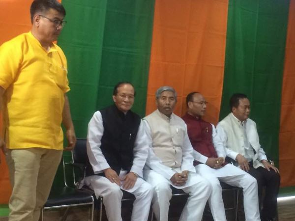कांग्रेस को बड़ा झटका, चार विधायकों ने थामा भाजपा का दामन कांग्रेस को बड़ा झटका, चार विधायकों ने थामा भाजपा का दामन