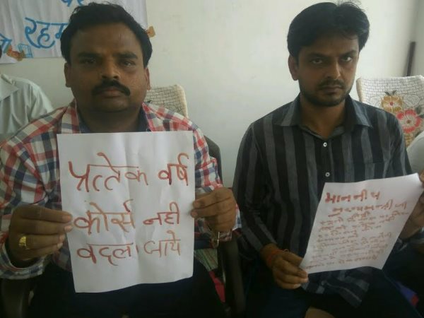 CM योगी को लोगों ने लिखा खून से खत, बोले शिक्षा के मंदिर को दुकान मत बनाओ, देखिए तस्वीरें CM योगी को लोगों ने लिखा खून से खत, बोले शिक्षा के मंदिर को दुकान मत बनाओ, देखिए तस्वीरें