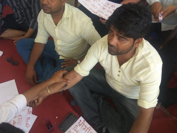 CM योगी को लोगों ने लिखा खून से खत, बोले शिक्षा के मंदिर को दुकान मत बनाओ, देखिए तस्वीरें CM योगी को लोगों ने लिखा खून से खत, बोले शिक्षा के मंदिर को दुकान मत बनाओ, देखिए तस्वीरें