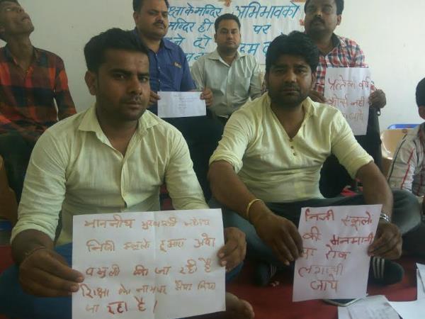 CM योगी को लोगों ने लिखा खून से खत, बोले शिक्षा के मंदिर को दुकान मत बनाओ, देखिए तस्वीरें CM योगी को लोगों ने लिखा खून से खत, बोले शिक्षा के मंदिर को दुकान मत बनाओ, देखिए तस्वीरें