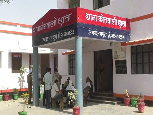 यूपी: पत्रकारों ने की गेंहू से भरा ट्रक लूटने की कोशिश, पुलिस ने खिलाई जेल की हवा यूपी: पत्रकारों ने की गेंहू से भरा ट्रक लूटने की कोशिश, पुलिस ने खिलाई जेल की हवा